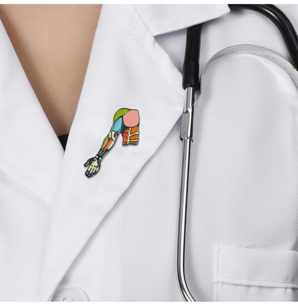 Broche de esmalte medico brazo musculos - Imagen 4